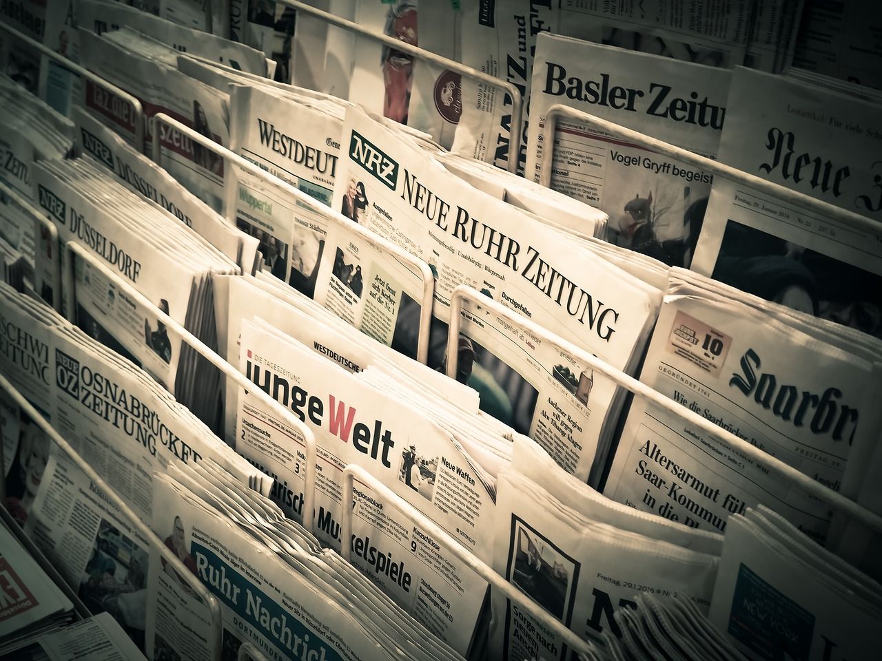 Close-up of a newsstand filled with various German newspapers, symbolizing media publications and authoritative sources for link building.